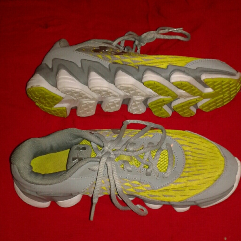 Under Armour Size 7 Women's Running Shoe
